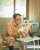 Man cleaning a prosthetic leg to prevent prosthetic odor and maintain daily prosthesis hygiene.